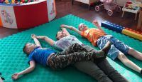 Поиск сокровищ и полоса препятствий: в какие спортивные игры можно поиграть дома особенному ребенку
