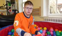 «ЦЕЛЬ – ПРИСПОСОБИТЬ К ЖИЗНИ»: КТО И КАК ОБУЧАЕТ «СОЛНЕЧНОГО РЕБЕНКА»