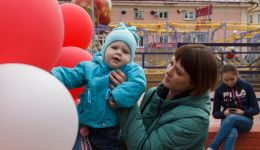 Областные депутаты передали деньги на лечение девочки с ДЦП