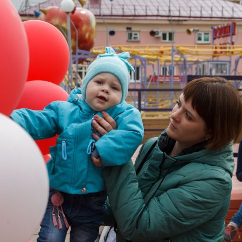 Областные депутаты передали деньги на лечение девочки с ДЦП  