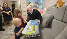 Губернатор Томской области подарил подопечной фонда Ане Учаевой музыкальный синтезатор