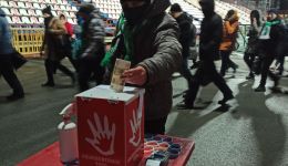 Счастливые болельщики "Томи"поддержали Настю Козловскую.