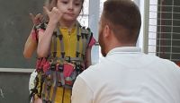 Ходит, держась за одну ручку, и поет