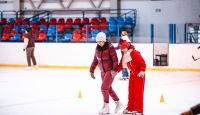 Лёд, скорость, улыбки: дети с ограниченными возможностями осваивают коньки в «Чудо-спорте»