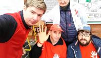 ФУТБОЛЬНЫЕ БОЛЕЛЬЩИКИ ПОЖЕРТВОВАЛИ ДЛЯ двух подопечных фонда 8 831 РУБЛЬ